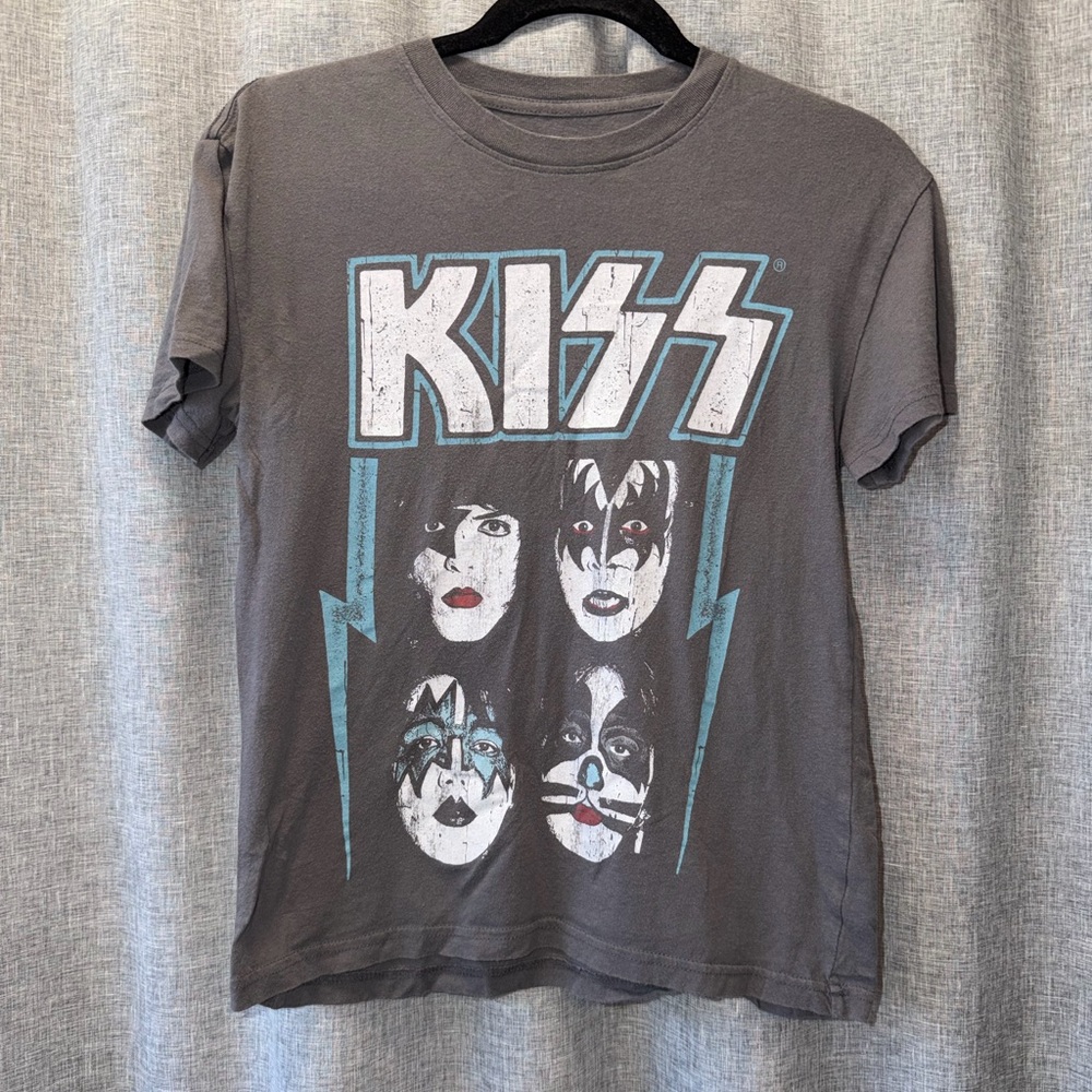 Kiss Short Sleeve Graphic Tee in Gray with Blue Accents XS